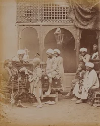 Familia egipcia en un patio
